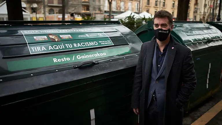 el consejero de Políticas Migratorias y Justicia, Eduardo Santos, presenta la campaña 'Tira aquí tu racismo. Recicla tus prejuicios'. PABLO LASAOSA