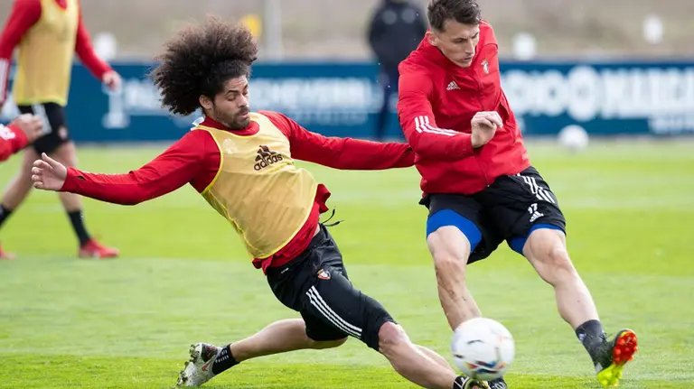 Aridane intenta tapar un tiro de Budimir en el entrenamiento de los rojillos en Tajonar. OSASUNA