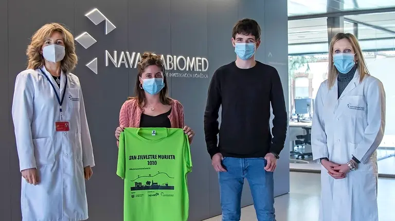 La alcaldesa de Murieta, Yurema Lana, sostiene la camiseta de la San Silvestre 2020