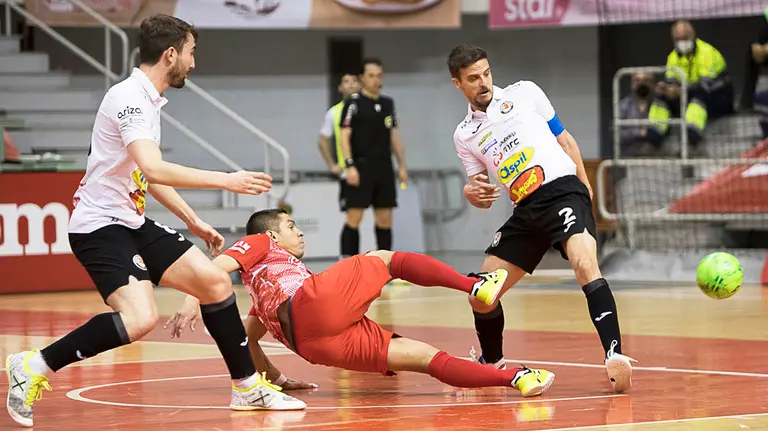 Partido entre El Pozo y Ribera Navarra en el palacio de los deportes de la capital murciana. Foto Pascu Mendez.