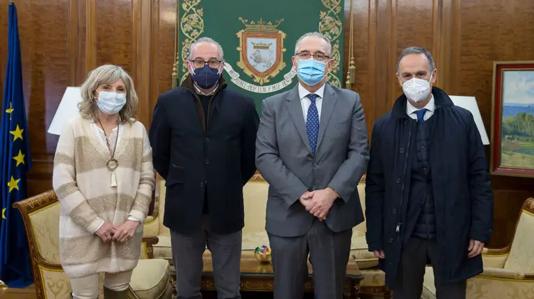 Julio Alberto, segundo por la izquierda, posa junto a Enrique Maya y Caballero.