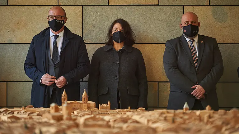 El consejero de Educación, Carlos Gimeno y la directora general de Apoyo a Víctimas del Terrorismo del Ministerio del Interior, Montserrat Torija intervienen en la apertura de la jornada de presentación de las unidades didácticas de memoria y prevención del terrorismo. PABLO LASAOSA