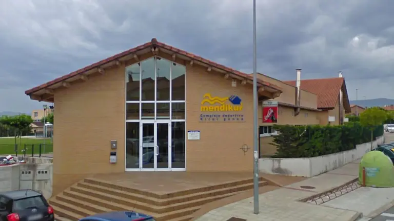 Entrada de las instalaciones deportivas Mendikur en Orcoyen GOOGLE MAPS