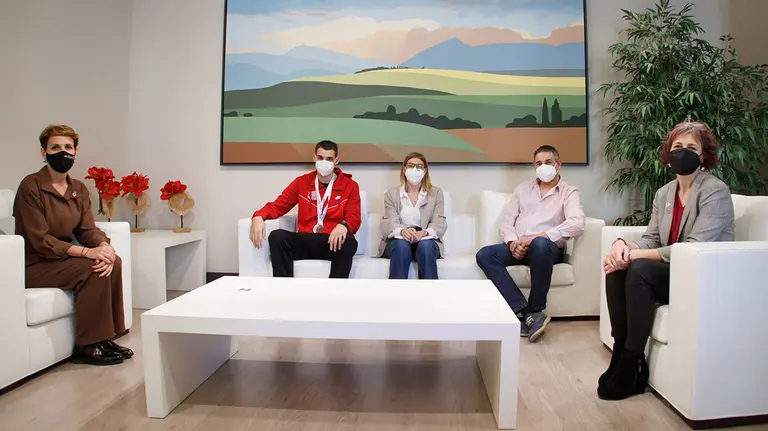 La presidenta Chivite y la consejera Esnaola reciben a Rubén Pascual y a su familia. Gobierno de Navarra.