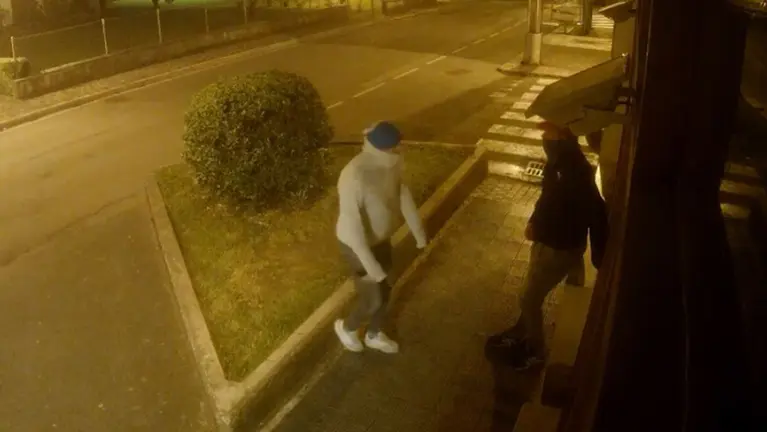 Los dos detenidos de la Guardia Civil asaltando un negocio de alimentación en Lesaca. CEDIDA