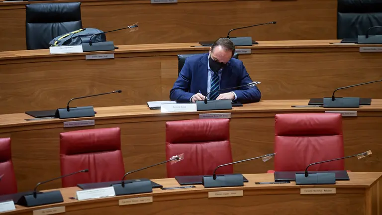 Javier Esparza, portavoz de Navarra Suma, en el pleno del parlamento de Navarra. MIGUEL OSÉS