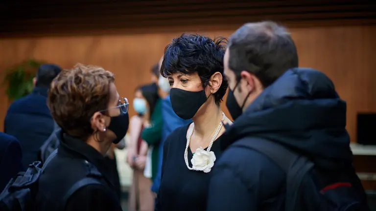 La consejera de Economía y Hacienda, Elma Saiz, habla con la Presidenta del Gobierno de Navarra, María Chivite, momentos previos al pleno de control