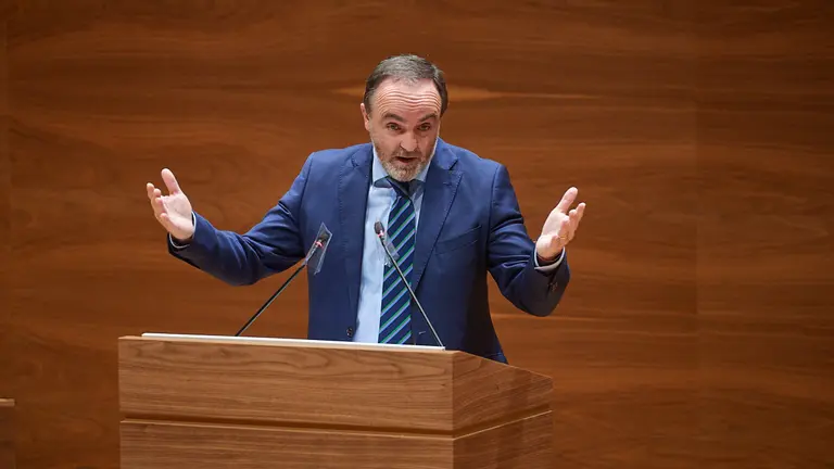 El portavoz de Navarra Suma, Javier Esparza, habla durante el pleno parlamentario. MIGUEL OSÉS