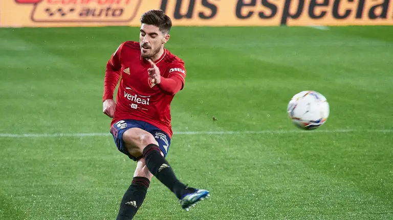 Ignacio "Nacho" Vidal Miralles realiza un centro con su pierna derecha. Europa Press.