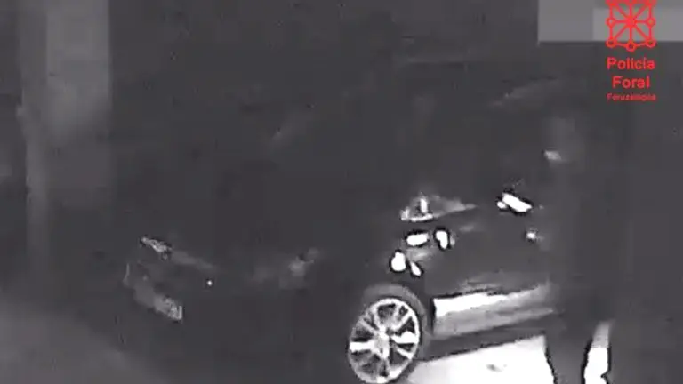 Imagen de la c&aacute;mara de seguridad cuando el detenido 'atac&oacute;' el coche de su vecino en Lodosa. POLIC&Iacute;A FORAL