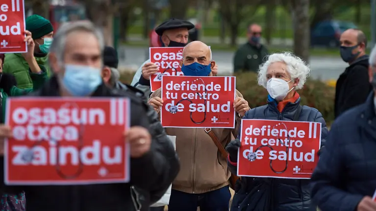 La Plataforma Navarra de Salud se concentra en Civican momentos antes de que la consejera Santos Induráin presente el plan de acción en Atención Primaria. MIGUEL OSÉS