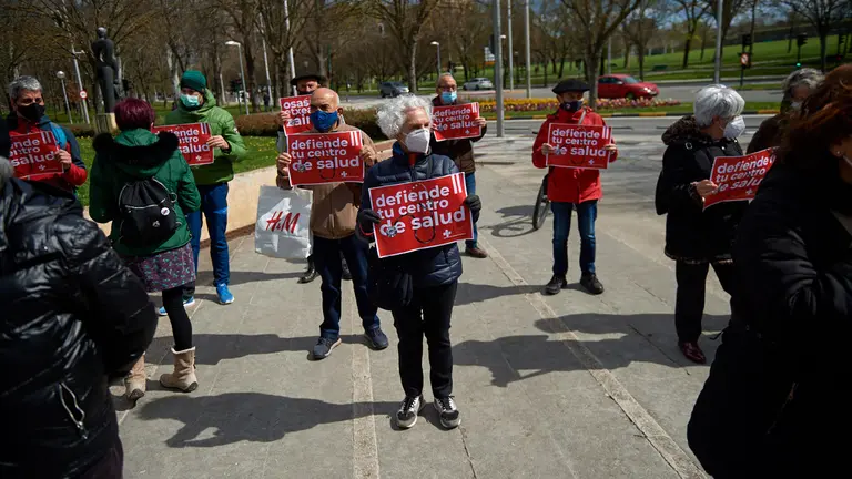 La Plataforma Navarra de Salud se concentra en Civican momentos antes de que la consejera Santos Induráin presente el plan de acción en Atención Primaria. MIGUEL OSÉS