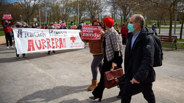 La Plataforma Navarra de Salud se concentra en Civican momentos antes de que la consejera Santos Induráin presente el plan de acción en Atención Primaria. MIGUEL OSÉS
