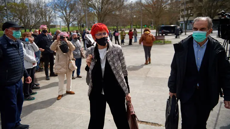 La Plataforma Navarra de Salud se concentra en Civican momentos antes de que la consejera Santos Induráin presente el plan de acción en Atención Primaria. MIGUEL OSÉS