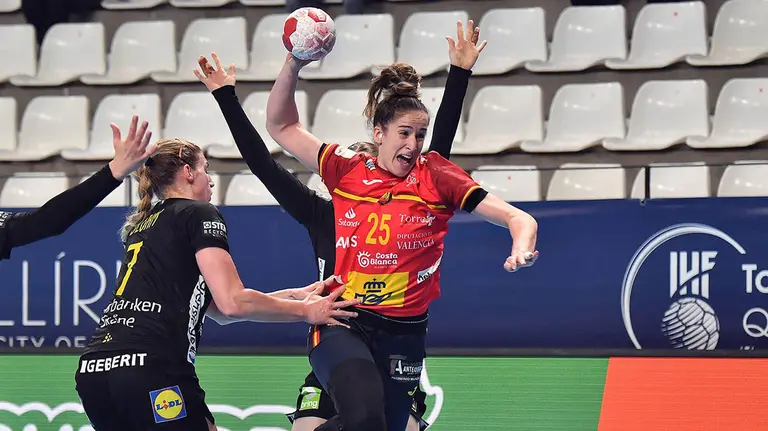 La navarra Nerea Pena lanza el balón sobre la portería de Suecia. Rfebm.