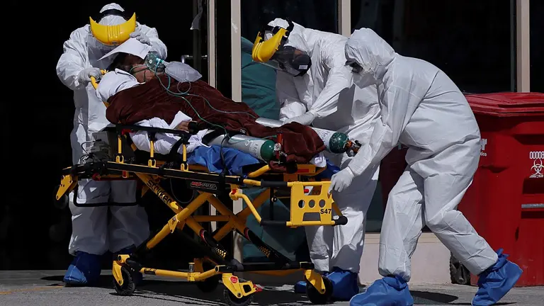 Personal de la salud traslada a un paciente con coronavirus al área Covid19 del Hospital General de la ciudad de Saltillo, Coahuila, México. EFE/Antonio Ojeda