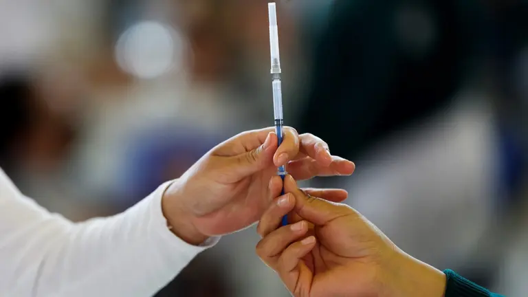 Detalle de la vacuna rusa Sputnik. EFE/José Méndez