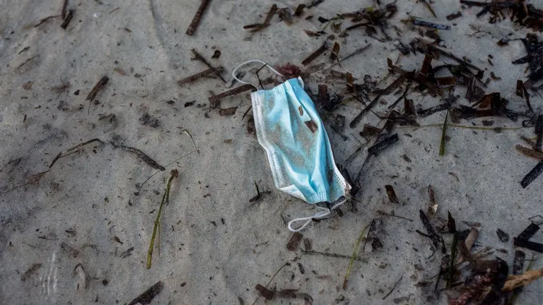 Imagen de una mascarilla flotando en el agua en una playa. EFE/ David Arquimbau Sintes