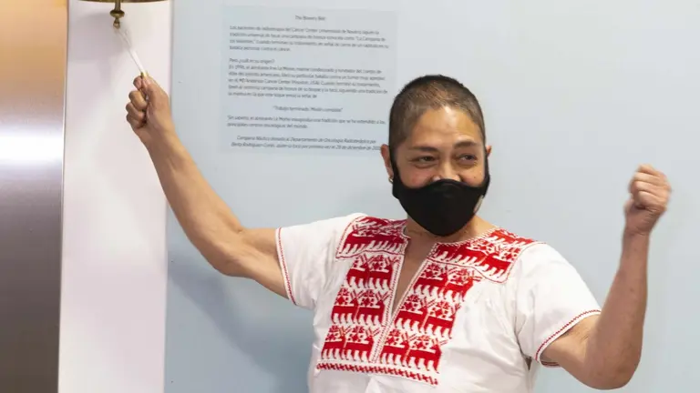 Laura, la paciente número 100 de la Unidad de Protonterapia que ha tocado la ‘Campana de los Valientes’. CUN