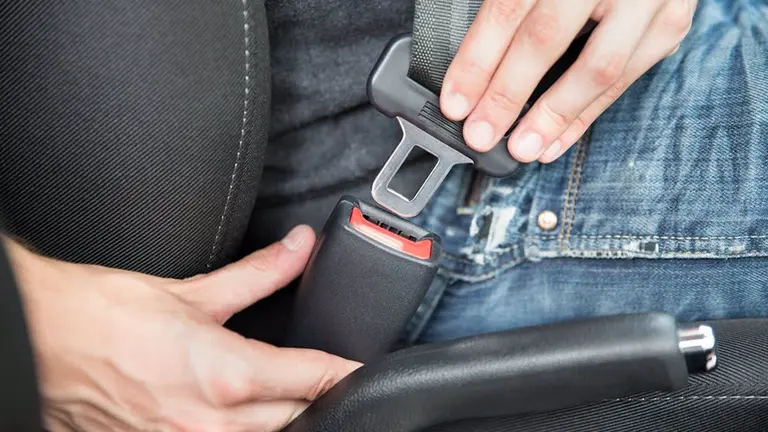 Una persona se abrocha el cinturón de seguridad. SCT