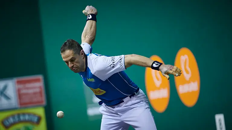 Partido entre Jaka-Martija y Olaizola-Rezusta en el frontón Labrit. PABLO LASAOSA.