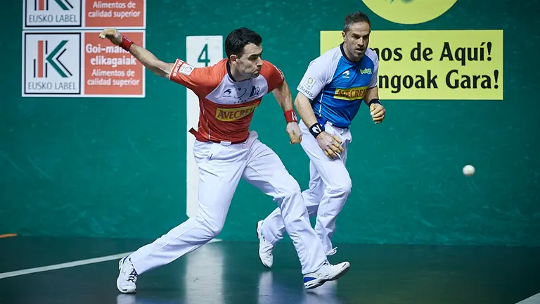 Jaka en acción ante Olaizola en el Labrit. PABLO LASAOSA.