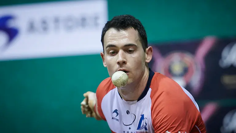 Partido entre Jaka-Martija y Olaizola-Rezusta en el frontón Labrit. PABLO LASAOSA.