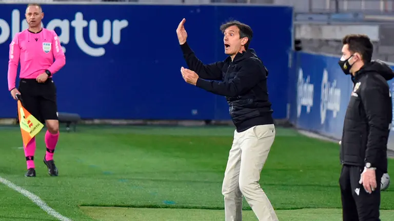 El entrenador de la SD Huesca José Rojo Martín "Pacheta" (c), durante el partido de la jornada 28 de Liga en Primera División que SD Huesca y Atlético Osasuna juegan hoy sábado en el campo de El Alcoraz. EFE/JAVIER BLASCO