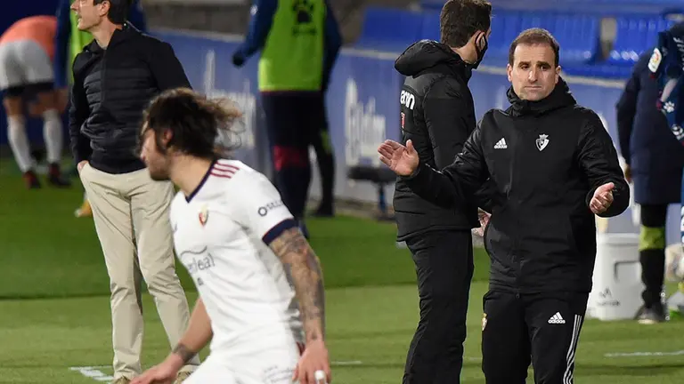 El entrenador de Osasuna, Jagoba Arrasate (d), durante el partido de la jornada 28 de Liga en Primera División que SD Huesca y Atlético Osasuna juegan hoy sábado en el campo de El Alcoraz. EFE/JAVIER BLASCO