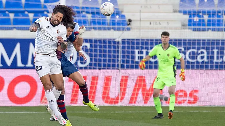Juan Pérez, al fondo, observando una jugada con despeje de Aridane por alto. CA Osasuna.