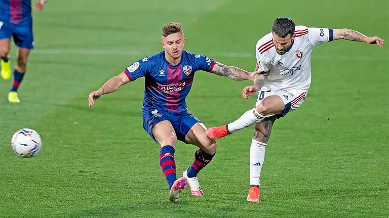Partido de Liga entre Huesca y Osasuna en El Alcoraz. CA Osasuna.