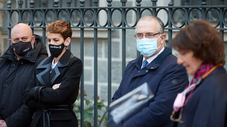 María Chivite escucha las palabras de Paz Prieto, hija de José Luis Prieto, asesinado por ETA, durante la colocación de una placa en el 40 aniversario de su asesinato en Pamplona. MIGUEL OSÉS