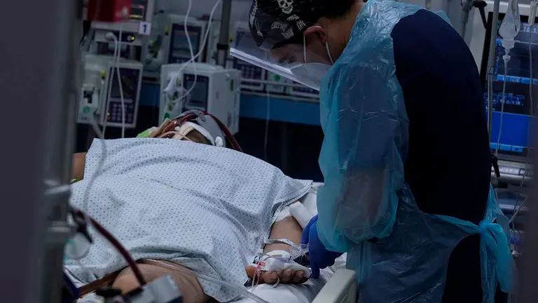 Un sanitario revisa el estado de un paciente afectado por la covid-19 en una Unidad de Cuidados Intensivos (UCI). EFE/Alberto Valdés/Archivo