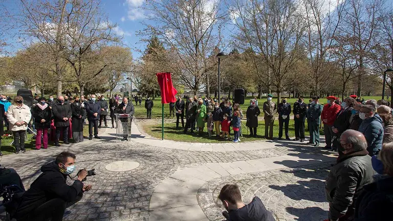 Nuevas placas recuerdan en Pamplona a las víctimas de ETA en el lugar donde fueron asesinados. FOTO AYTO PAMPLONA (21)