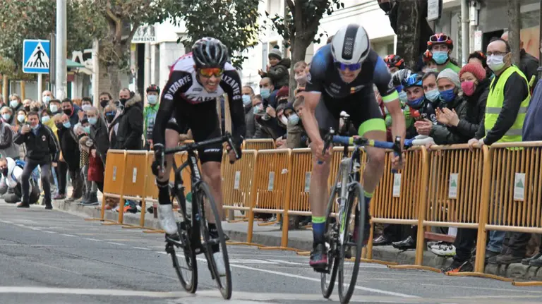 Tobias Perry vence al esprint en Estella. @Equipo_Latova