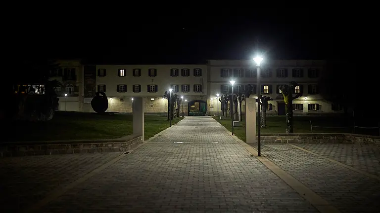 
Poco a poco va llegando el toque de queda de las 23:00 y Roncesvalles queda desierta, como si no viviera nadie mientras el frío y la humedad se extiende por cada rincón. PABLO LASAOSA
