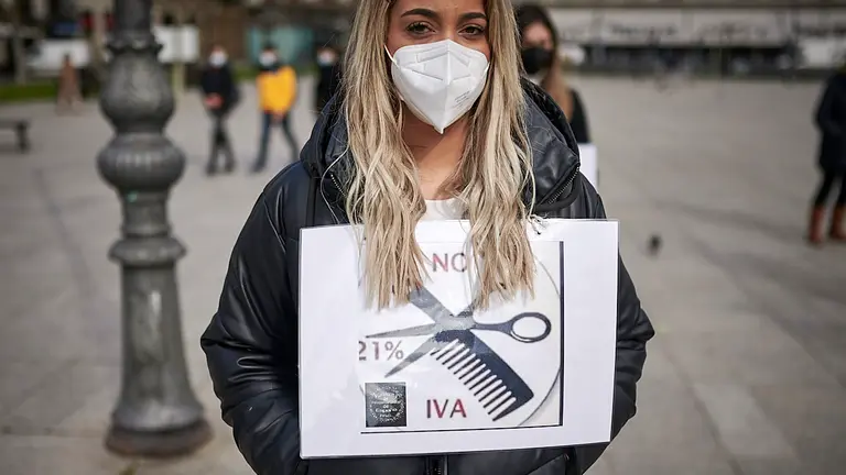 Concentración de profesionales de peluquerías y centros de estética "por un IVA más justo" del 10 %, convocada por la Plataforma de Peluqueros Unidos de España. PABLO LASAOSA