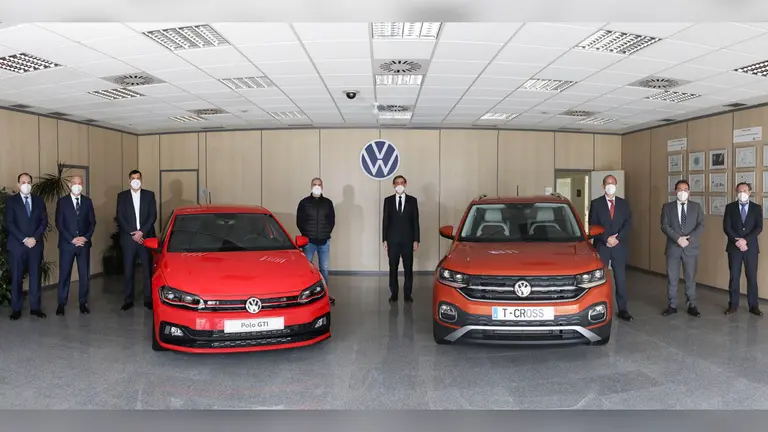 Emilio Sáenz Grijalba, presidente de Volkswagen Navarra, en el centro a la derecha, y Alfredo Morales, presidente del comité de empresa, en el centro a la izquierda, junto con directivos de la fábrica. - VOLKSWAGEN NAVARRA