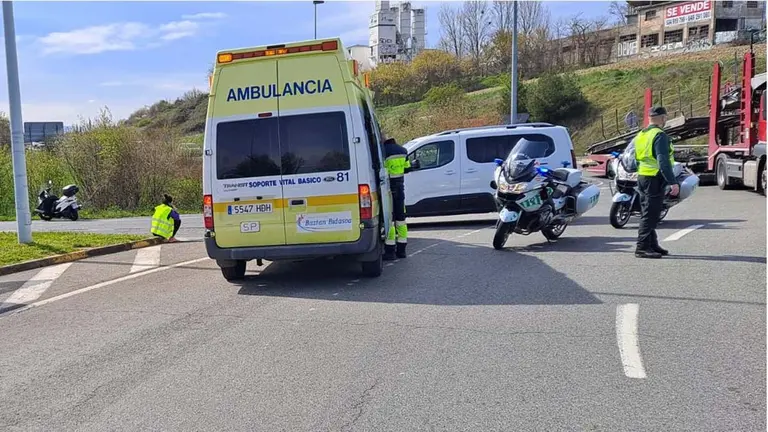 Imágenes tras el accidente en una de las principales entradas de la ciudad. GUARDIA CIVIL