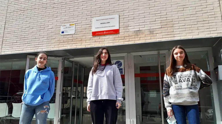 Las alumnas del IES Mendillorri Irene Iribarren, Jaione Mainz y Leire Larrarte. IES MENDILLORRI