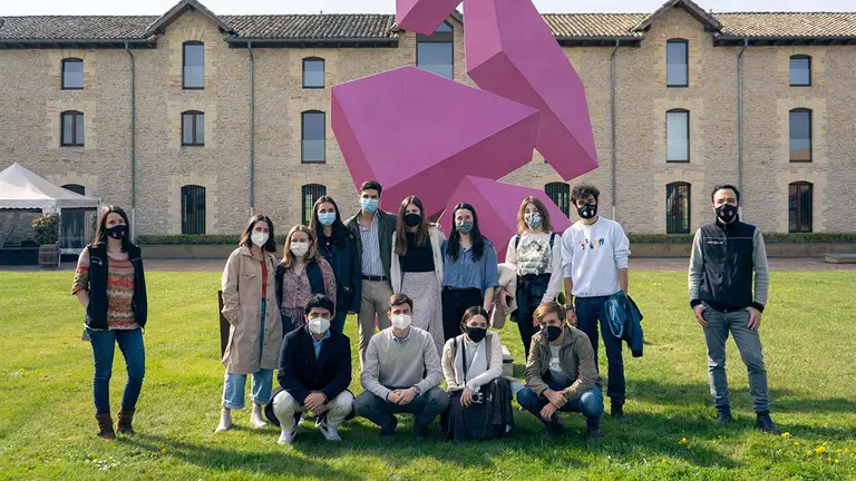 Alumnos de la Escuela de Arquitectura que participarán en el concurso junto con los responsables de la Bodega Otazu durante una visita a sus instalaciones. UNIVERSIDAD DE NAVARRA