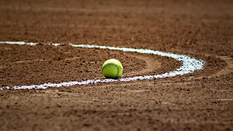 Imagen de un campo y una bola de softbol. PIXABAY