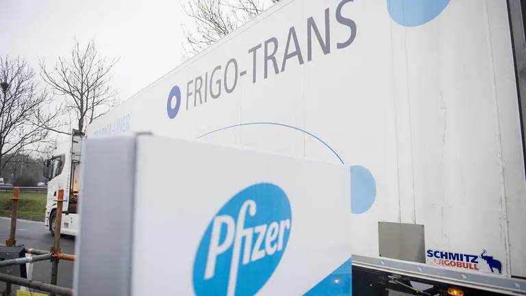 Un camión abandona una fábrica de Pfizer. EUORPA PRESS