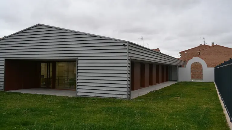 Vista del centro de día para mayores desde el jardín. CEDIDA