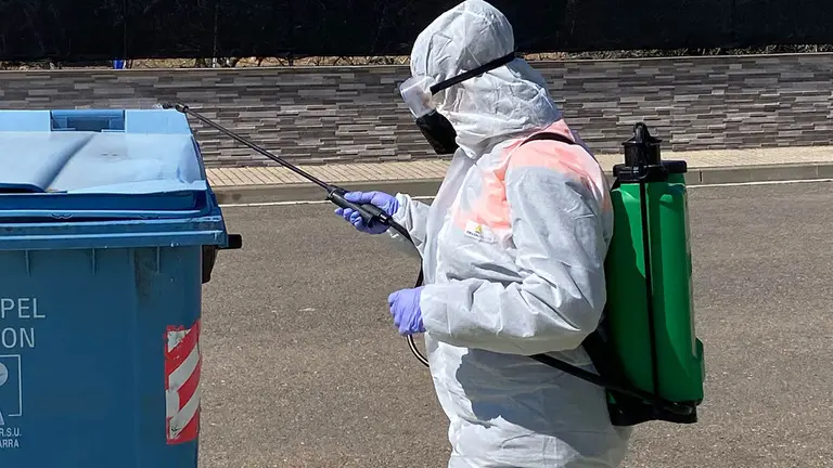 Un operario municipal desinfecta los contenedores en la localidad de Milagro. CEDIDA