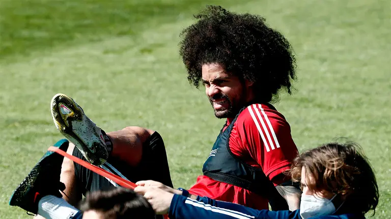 El defensa canario de Osasuna Aridane Hernández junto al preparador físico Pablo Iriarte (c) y su compañero Ignacio "Nacho" Vidal durante el entrenamiento este martes en las instalaciones de Tajonar del conjunto rojillo donde preparan el partido amistoso que jugarán contra el Eibar esta semana.    EFE/ Jesús Diges