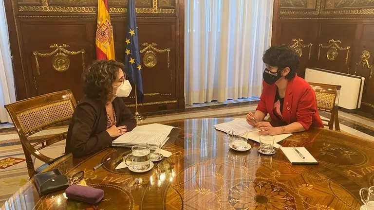 24/03/2021 Reunión entre la ministra de Hacienda, María Jesús Montero, y la consejera de Economía y Hacienda del Gobierno de Navarra, Elma Saiz.

La consejera de Economía y Hacienda, Elma Saiz, se ha reunido este miércoles en Madrid con la ministra de Hacienda, María Jesús Montero. La cita, que ha tenido lugar en la sede ministerial, ha servido para abordar diferentes cuestiones actualidad.

ESPAÑA EUROPA POLÍTICA NAVARRA
GOBIERNO DE NAVARRA
