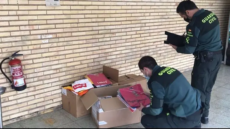 25/03/2021 Sucesos.- Incautadas prendas de ropa de marcas falsificadas en un mercadillo de la Cuenca de Pamplona.

La Guardia Civil de Navarra ha imputado en calidad de investigado a un hombre de 54 años como presunto autor de un delito contra la propiedad industrial. Se le han incautado prendas de ropa de marcas muy conocidas, supuestamente falsificadas, que se encontraban expuestas para su venta en un mercadillo de la Cuenca de Pamplona.

ESPAÑA EUROPA NAVARRA SOCIEDAD
GUARDIA CIVIL
