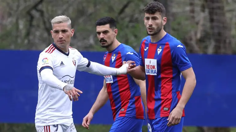 El jugador de Osasuna Chimy Ávila, ante dos defensa rivales. SD Eibar.