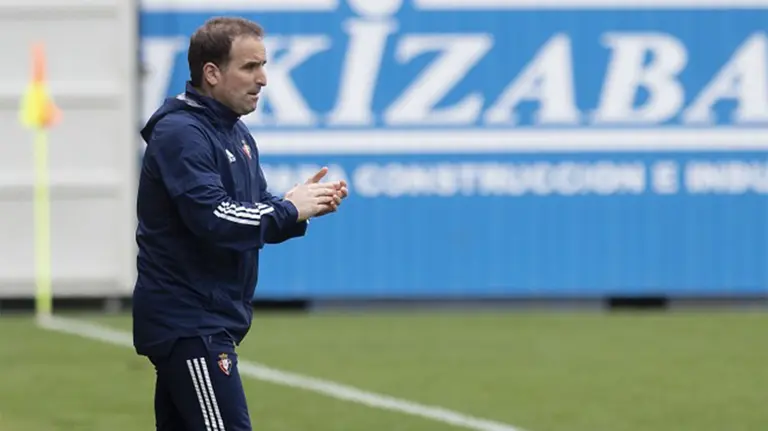 Arrasate hablando con sus jugadores en el amistoso ante el Eibar. CA Osasuna.